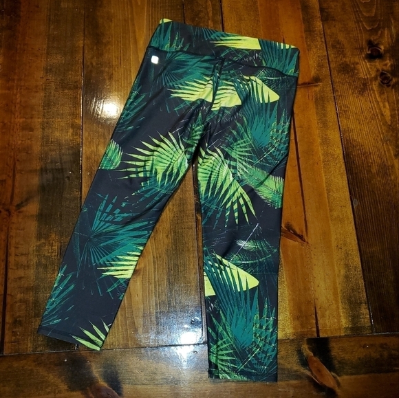 Fabletics Green Palm Leaf Athletic Capri Leggings Small - Picture 6 of 7